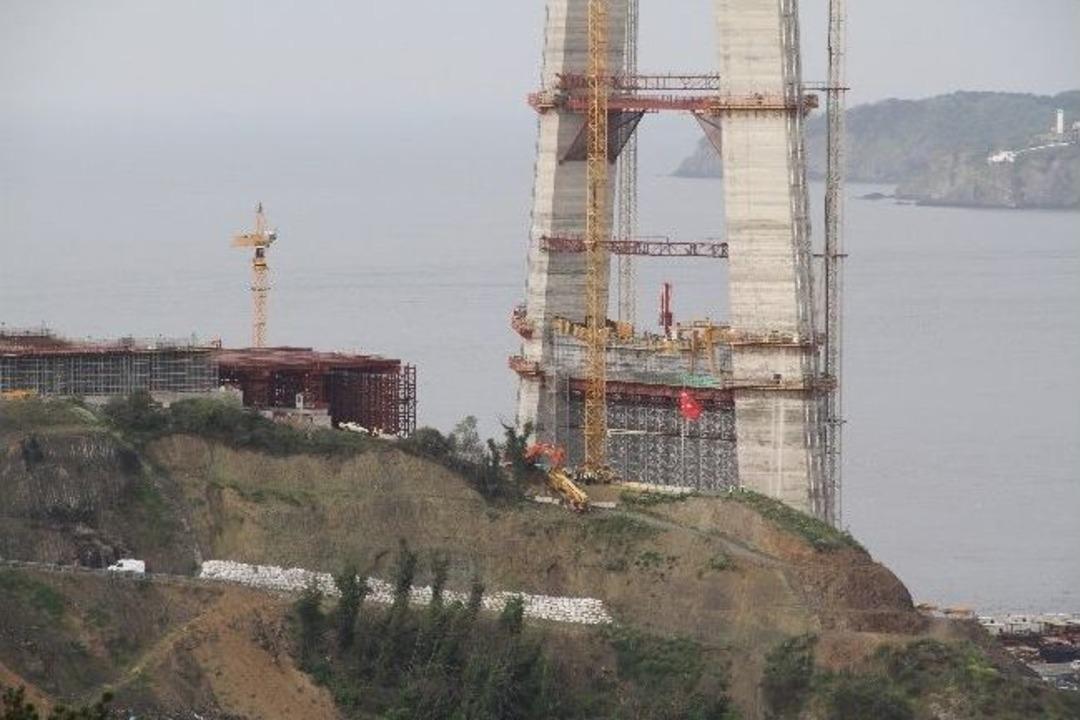 (&ouml;zel Haber) 3. K&ouml;pr&uuml; İnşaatında Kontrolden &Ccedil;ıkan Vin&ccedil; Y&uuml;kl&uuml; Tır, Az Daha Neden Oluyordu