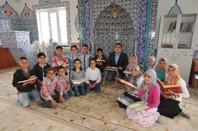 Dezavantajlı Çocuklara Cami İmamı Sahip Çıktı