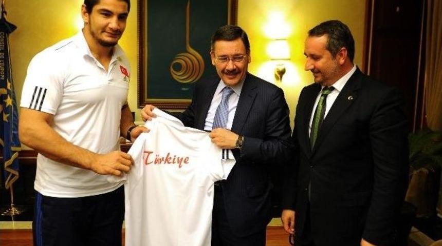 Başkan G&ouml;k&ccedil;ek, Avrupa Şampiyonunu Ağırladı