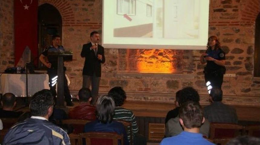 Polisten İşitme Engelli Vatandaşlara İşaret Diliyle G&uuml;venli Hayat Eğitimi