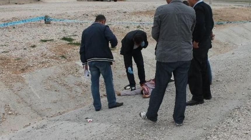 Yol Kenarında Bı&ccedil;akla &Ouml;ld&uuml;r&uuml;lm&uuml;ş Kadın Cesedi Bulundu