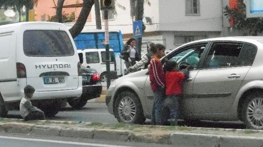 Sokakta &Ccedil;alışan &Ccedil;ocuk Ve Dilenci Sayısında Artış G&ouml;zleniyor