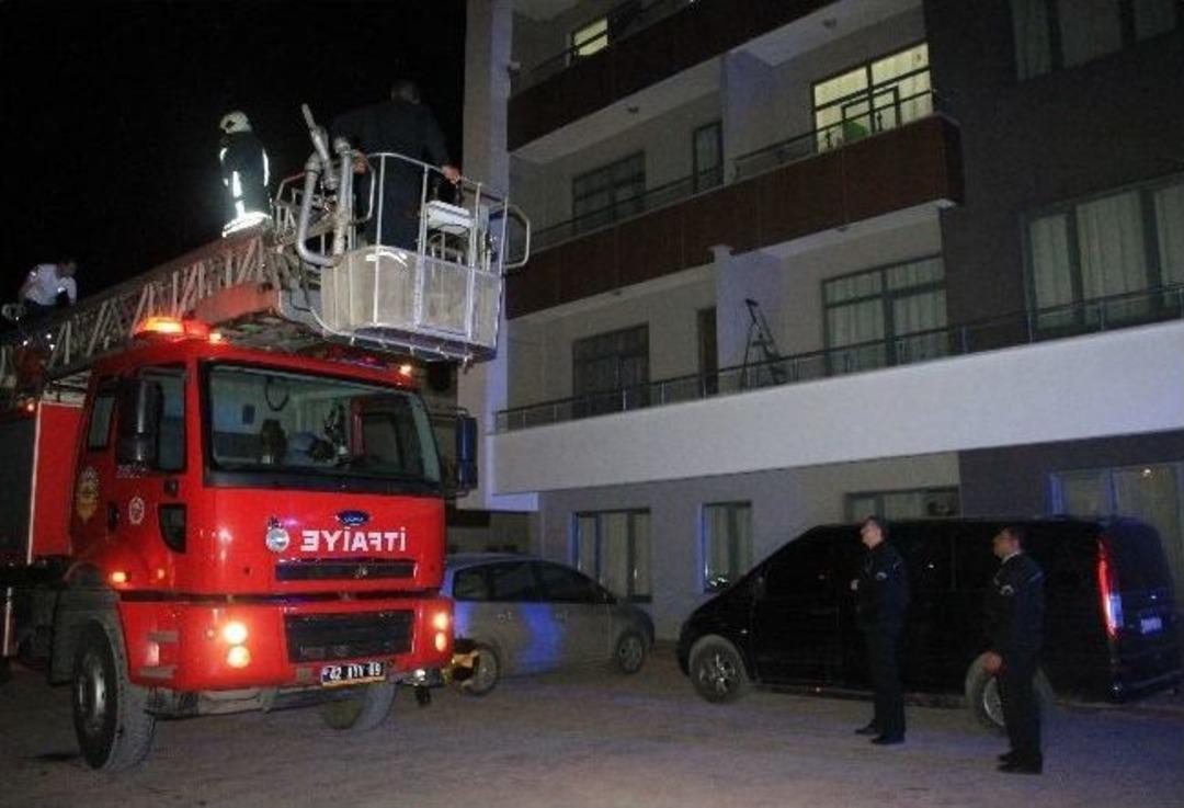 Evinin Balkonundan Alt Kattaki Balkona D&uuml;şt&uuml;