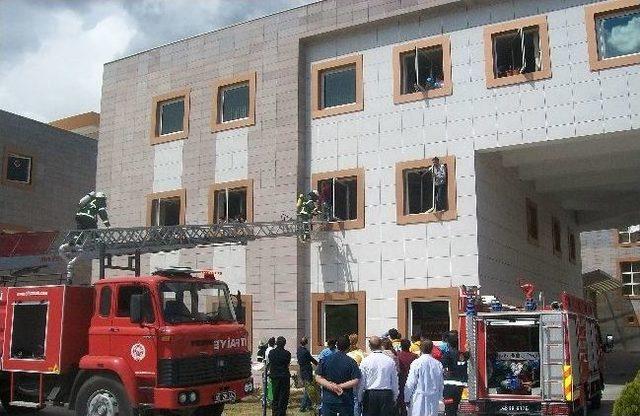 Alaşehir Devlet Hastanesi’nde Gerçekleştirilen Yangın Tatbikatı Gerçeğini Aratmadı