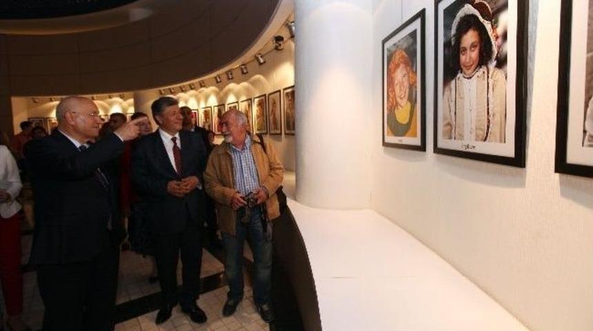 D&uuml;nya &Ccedil;ocukları Kitabı G&ouml;r&uuml;c&uuml;ye &Ccedil;ıktı