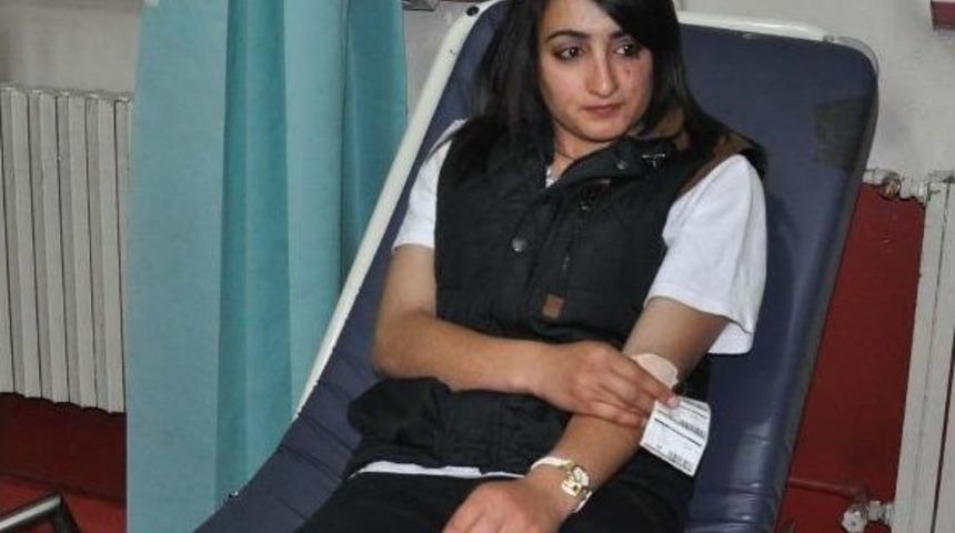 Muş’ta Öğrenci Servisi Direğe Çarptı: 15 Yaralı