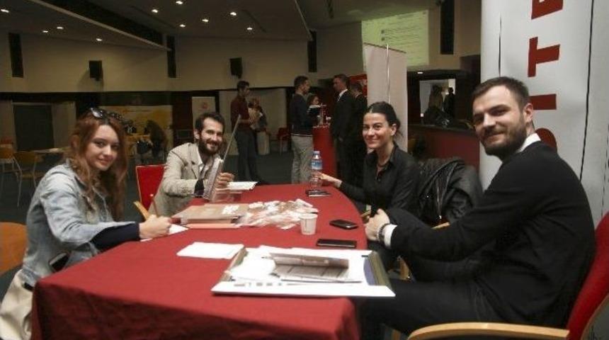 İzmir Ekonomililer Kariyerlerine &Ouml;ğrenciyken Başlıyor