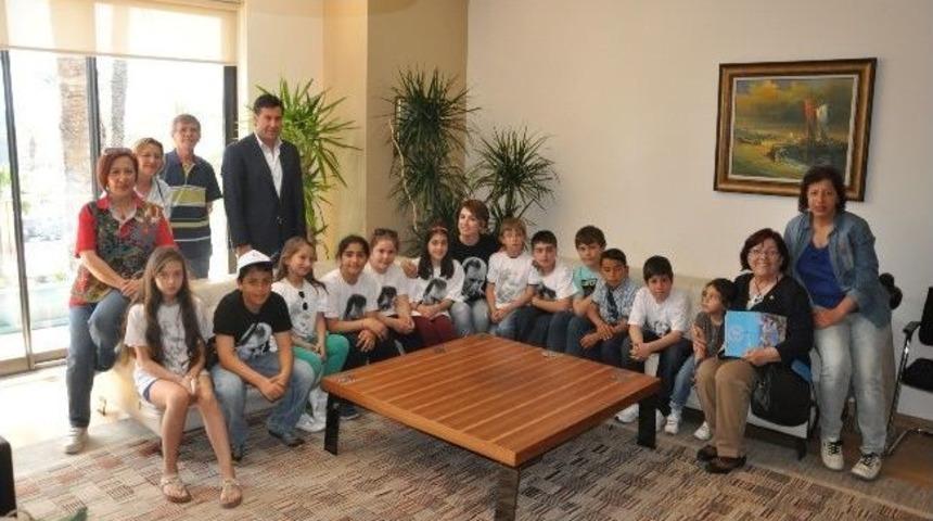 Urlalı &Ouml;ğrencilerdenbaşkan Mehmet Kocadon&rsquo;a Anlamlı Hediye