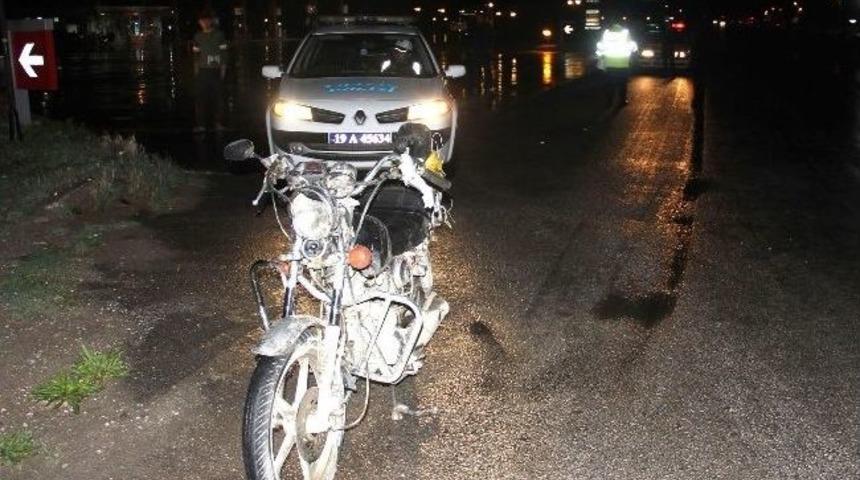 Osmancık&rsquo;ta Motosiklet Yayaya &Ccedil;arptı: 2 Yaralı