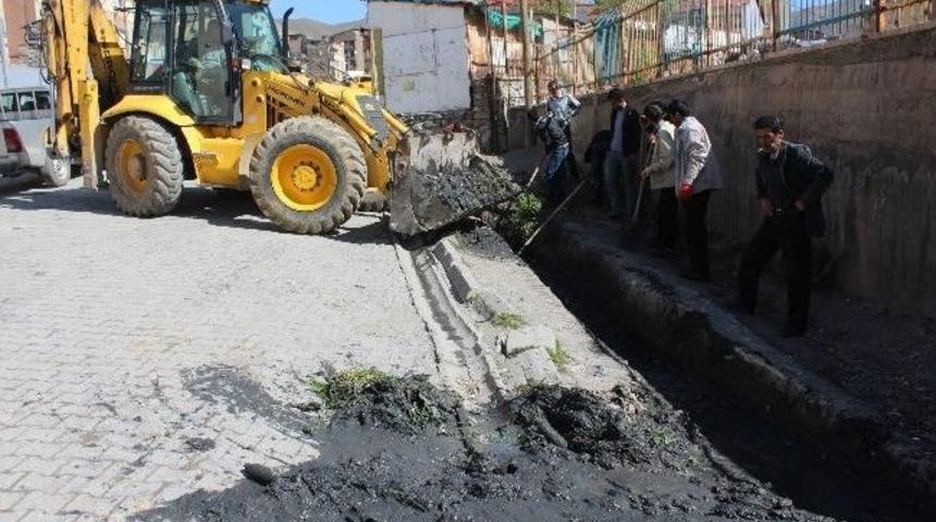 Belediyeden Kanal Temizleme &Ccedil;alışması