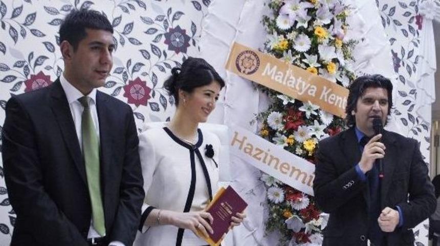 Nikah Yapanlara &Ccedil;eyrek Altın Ve &ldquo;aile Kitabı&rdquo; Hediye Ediliyor