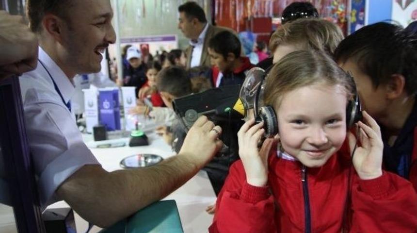 Minikler 23 Nisan Fuarında Ortam Dinlemesi Yaptı