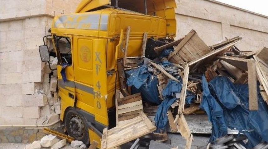 Tır İşyerinin Duvarına &Ccedil;arptı