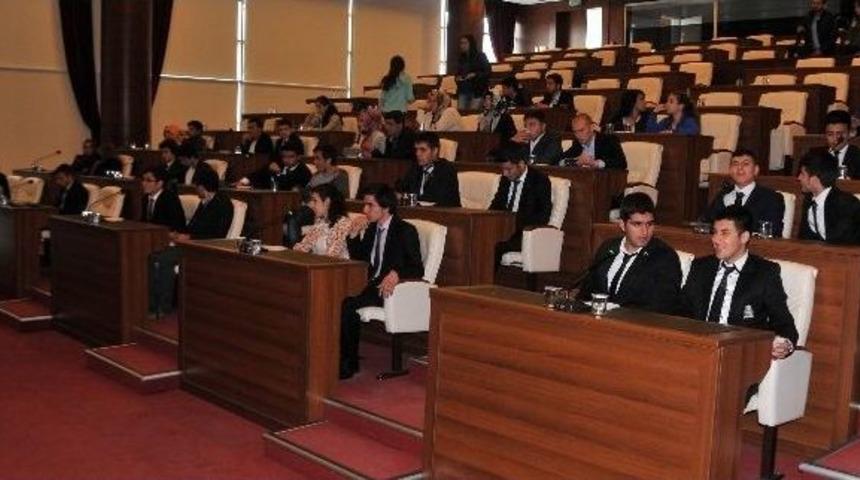 Başkan G&uuml;mr&uuml;k&ccedil;&uuml;oğlu &Ouml;ğrenci Meclis Başkanlarını Ağırladı