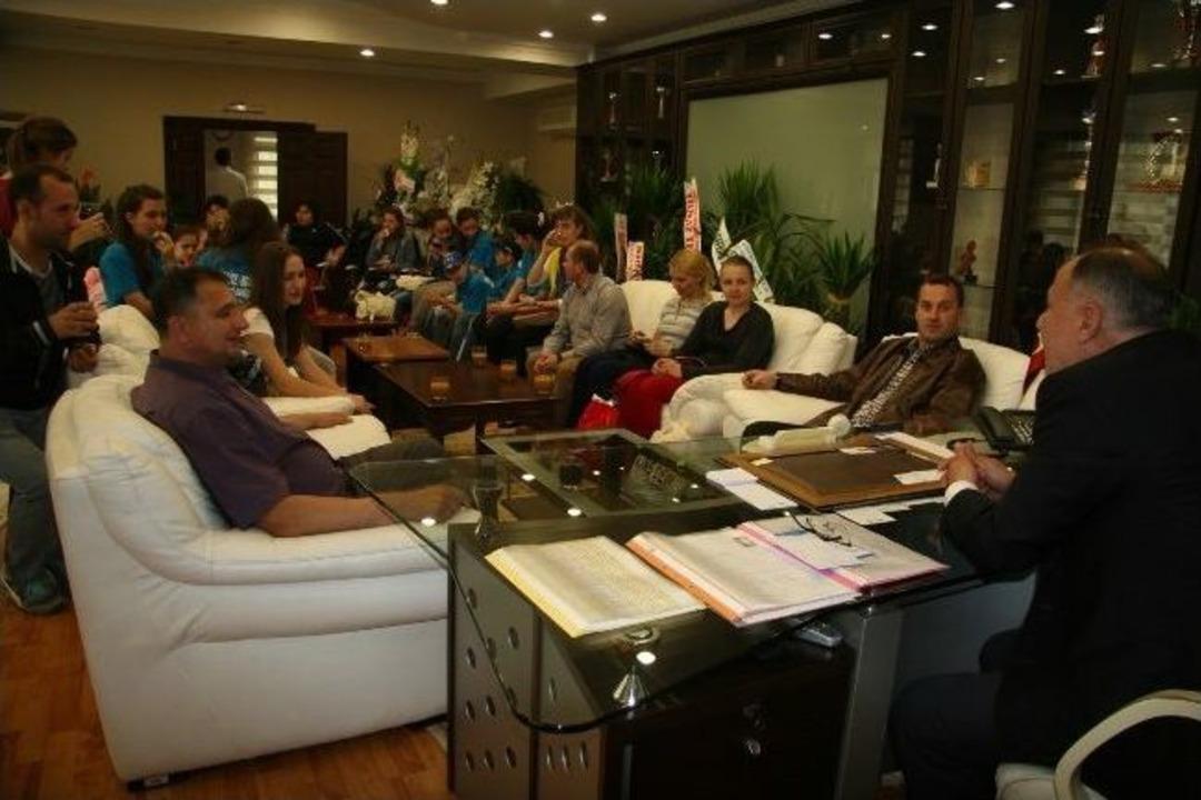 &Ouml;zel Şahin Okulları Bosnalı Misafirleri İle Belediyeyi Ziyaret Etti