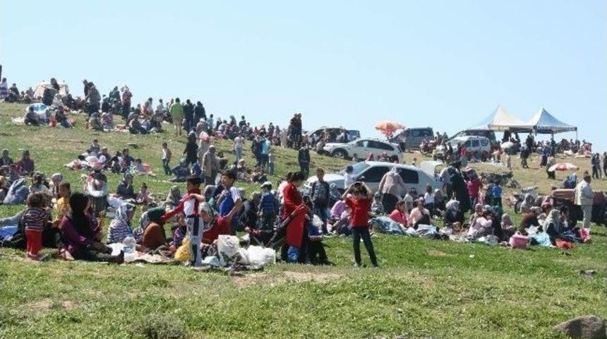 Şeyh Yusuf İzzettin T&uuml;rbesi Doldu Taştı