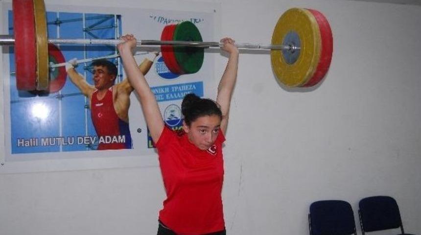 D&uuml;zce&rsquo;nin Altın Kızı