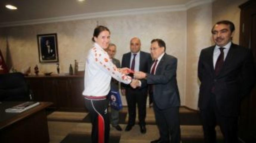 Ttso, Şampiyon İdmanocağı Bayan Voleybol Takımını &Ouml;d&uuml;llendirdi