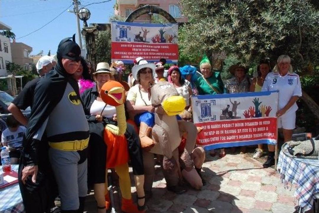 Didim&rsquo;de İngilizlerden Kost&uuml;ml&uuml; Yardım Y&uuml;r&uuml;y&uuml;ş&uuml;