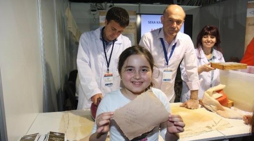 23 Nisan Fuarında Minikler, Ağa&ccedil;tan Kağıt &Uuml;retiyor