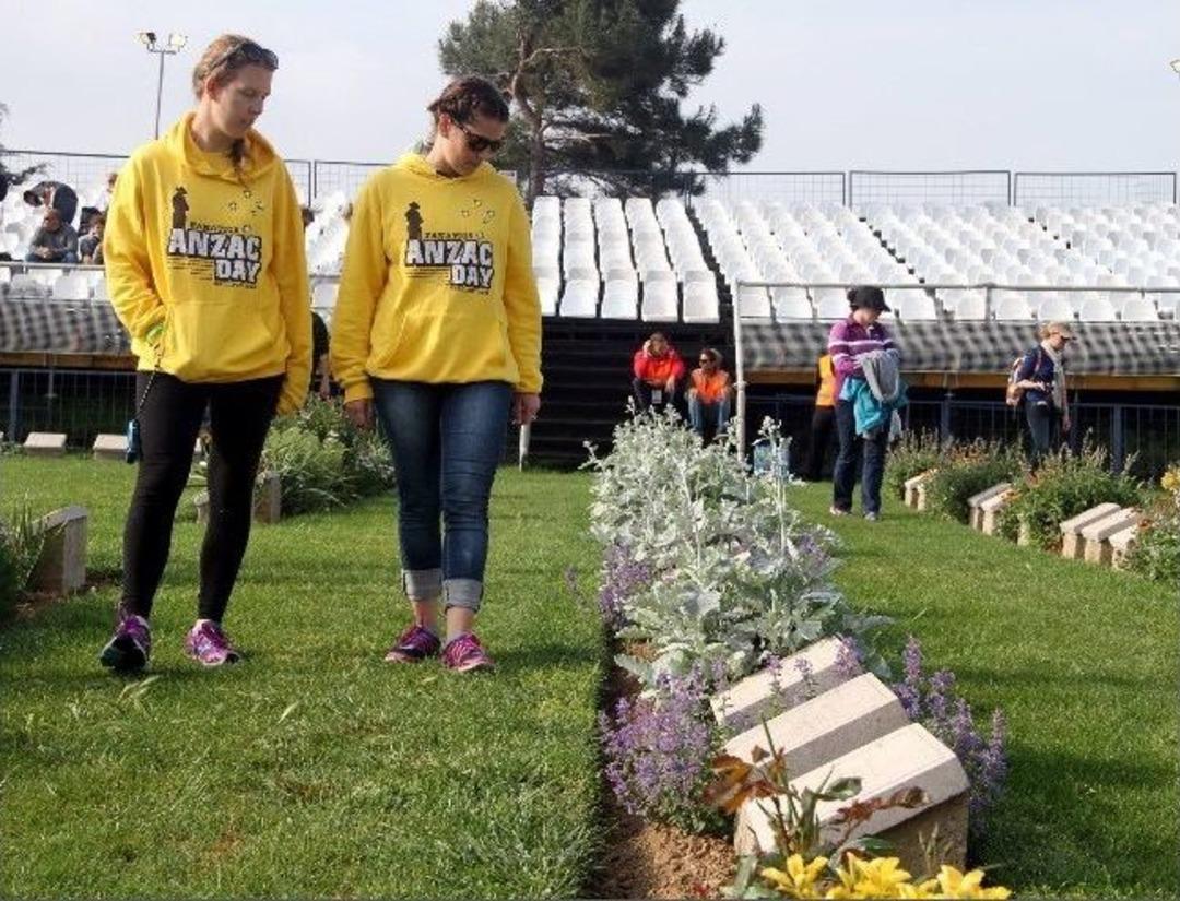 Avustralyalılar Dedelerinin Mezarında