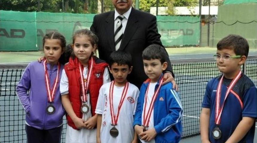 Tenis Turnuvasında Dereceye Giren &Ouml;ğrencilere Madalya