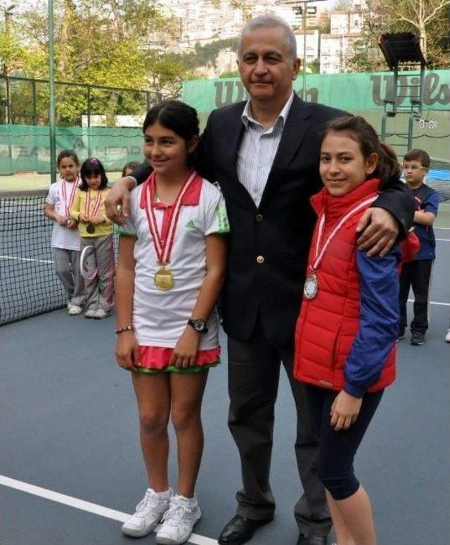 Tenis Turnuvasında Dereceye Giren Öğrencilere Madalya