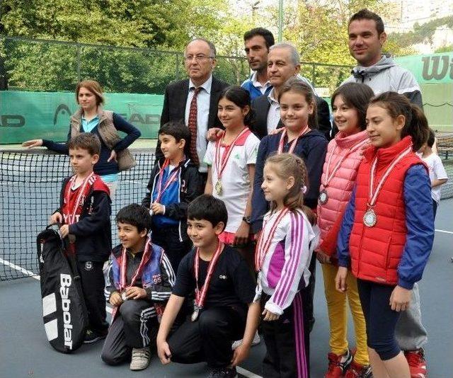 Tenis Turnuvasında Dereceye Giren Öğrencilere Madalya