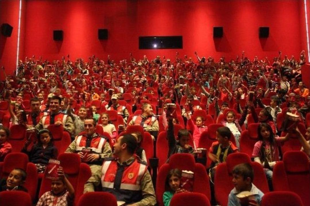 K&ouml;y &Ccedil;ocuklarının Forum Gaziantep&rsquo;te Sinema Keyfi