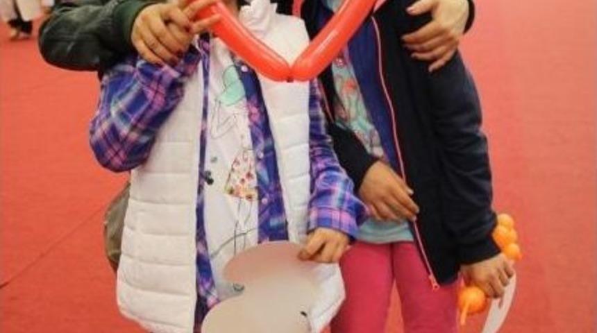 Yetişkinler &Ccedil;ocukluklarına D&ouml;nd&uuml;