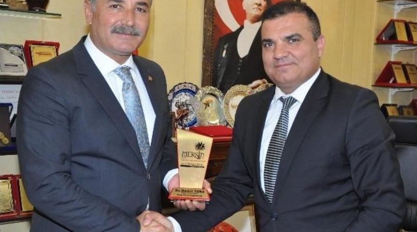 Başkan Tuna, &lsquo;altın Palmiye Yılın Yerel Y&ouml;neticisi&rsquo; &Ouml;d&uuml;l&uuml;n&uuml; Aldı