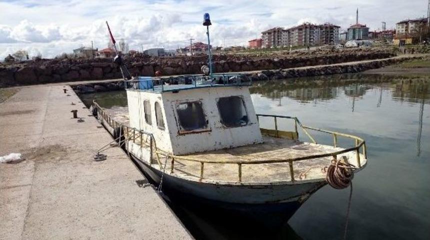 Erciş’te Balıkçı Tekneleri Av Yasağına Uyuyor