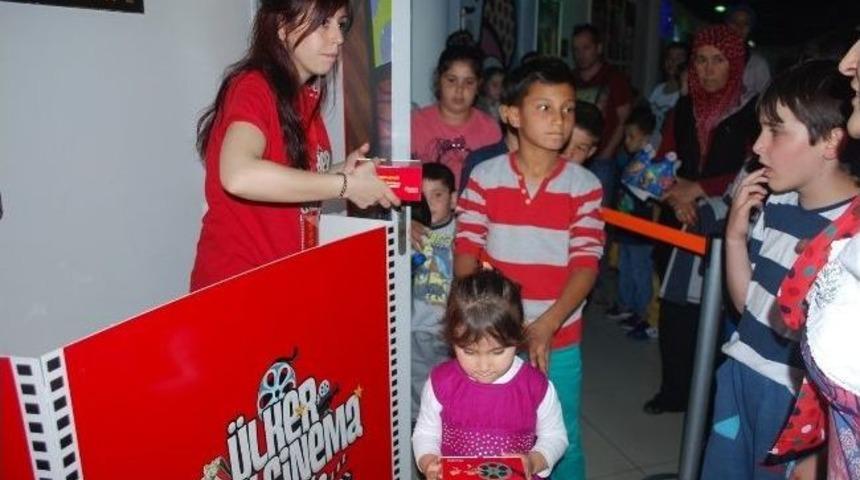 &Ccedil;ocuklara &Uuml;cretsiz Sinema G&ouml;sterimi