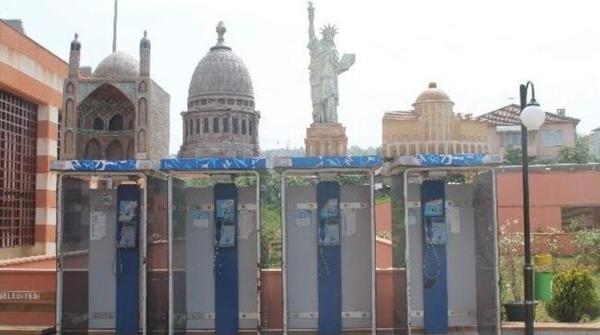 Trabzon'da &Uuml;zerinde D&uuml;nyaca &Uuml;nl&uuml; Yapıtlar Bulunan Telefon Kul&uuml;beleri İlgi &Ccedil;ekiyor