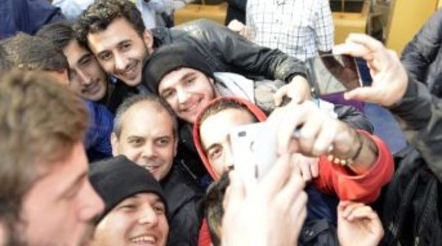 Bakan &Ccedil;ağatay Kılı&ccedil;, Gen&ccedil;lerle 'selfie' &Ccedil;ektirdi