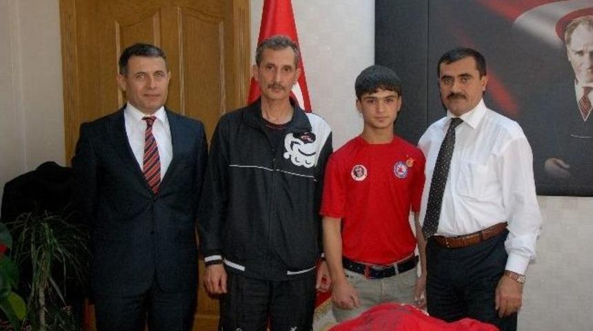 Wushu T&uuml;rkiye Şampiyonu &Ouml;ğrenciye Altın Hediyesi