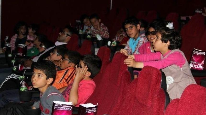 Yetiştirme Yurdunda Kalan 26 &Ccedil;ocuk Şanlıurfa Piazza&rsquo;da Film İzledi