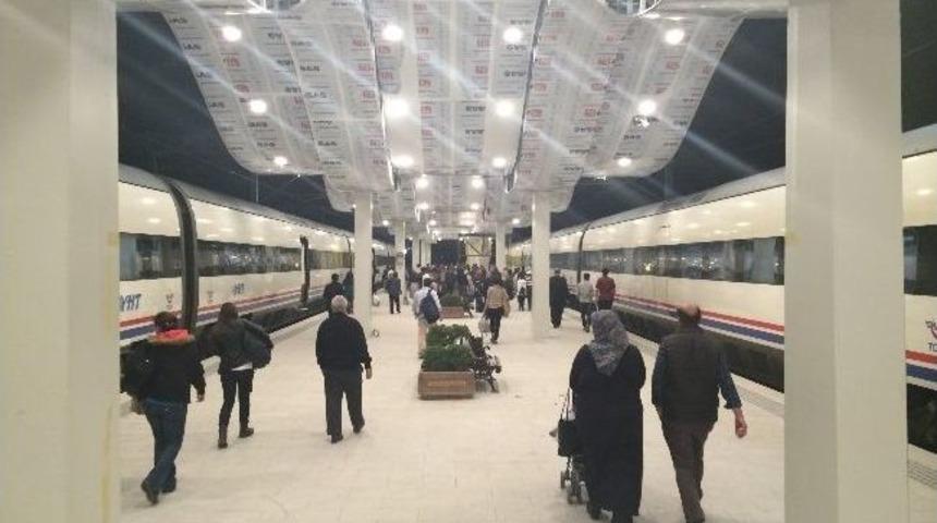 Y&uuml;ksek Hızlı Trende İkinci Peron Hizmete Girdi