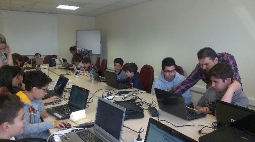 &Ccedil;ocuklar İyte-sem&rsquo;de Kod Yazmayı &Ouml;ğreniyor