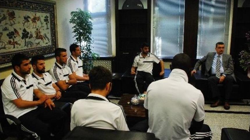 Şanlıurfasporlu Futbolculardan Belediye Başkanı G&uuml;ven&ccedil;&rsquo;e Ziyaret