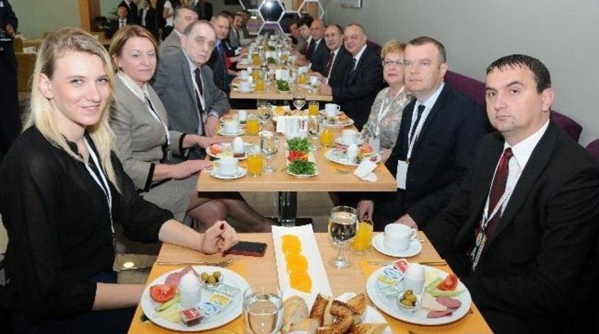 Yabancı Konuklar Kahvaltıda Ağırlandı