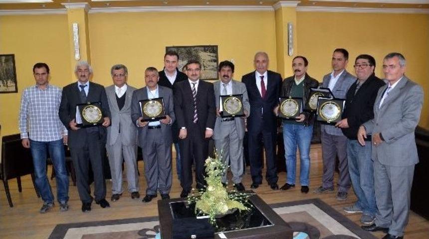 Orman İşletme M&uuml;d&uuml;rl&uuml;ğ&uuml;nden M&uuml;şterilerine Plaket