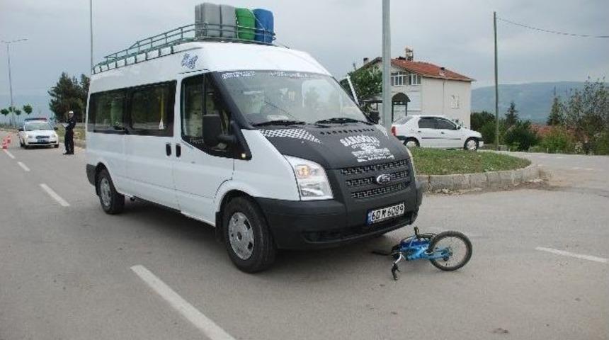 Bisikletli &Ccedil;ocuğa Minib&uuml;s &Ccedil;arptı