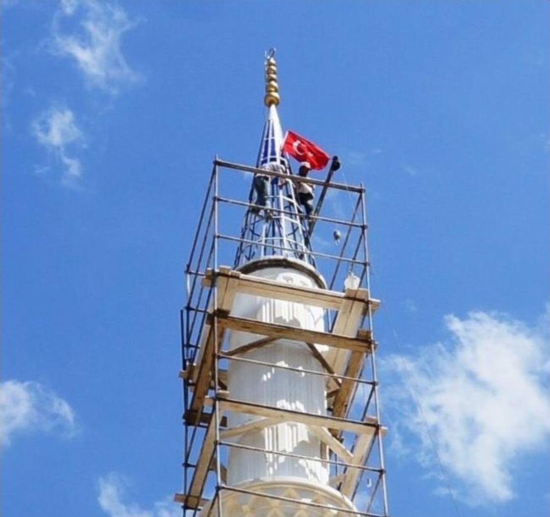 Korkusuz Minareciler 55 Metreye Bayrak Dikti