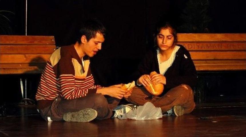 Polisler Bu Kez Tiyatroyla Mesaj Verdi