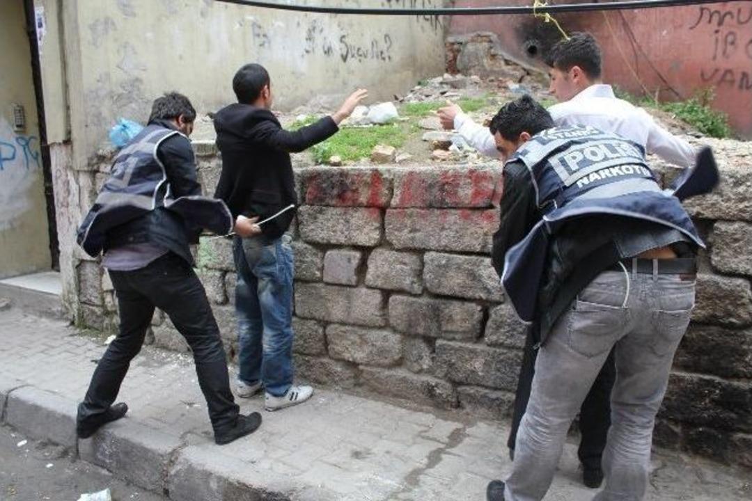 Beyoğlu&rsquo;nda Uyuşturucu Tacirlerine Operasyon