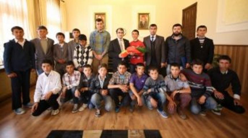 Sarıfatma K&ouml;y&uuml; İlk&ouml;ğretim Okulu &Ouml;ğrencilerinden B&uuml; Rekt&ouml;r&uuml; U&ccedil;ar&rsquo;a Teşekk&uuml;r Ziyareti