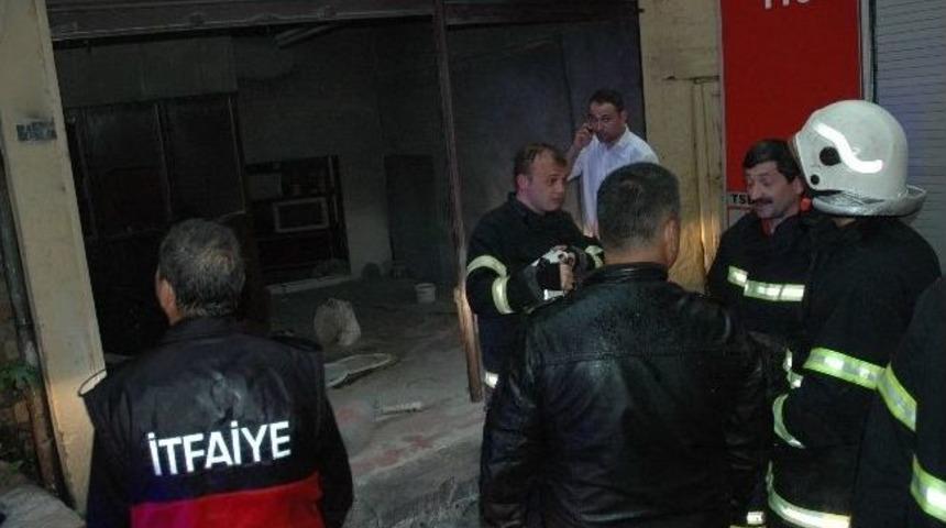 Elektrik Direğine D&uuml;şen Yıldırım Yangına Neden Oldu