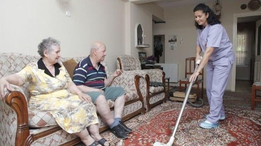 Uşak&rsquo;ta Yaşlı Ve Bakıma Muhta&ccedil;lara Yardım İ&ccedil;in D&uuml;ğmeye Basıldı