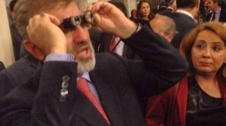 Bakan Yıldız, G&ouml;rme Engelli Yazarın Teleskopik G&ouml;zl&uuml;ğ&uuml;n&uuml; Taktı